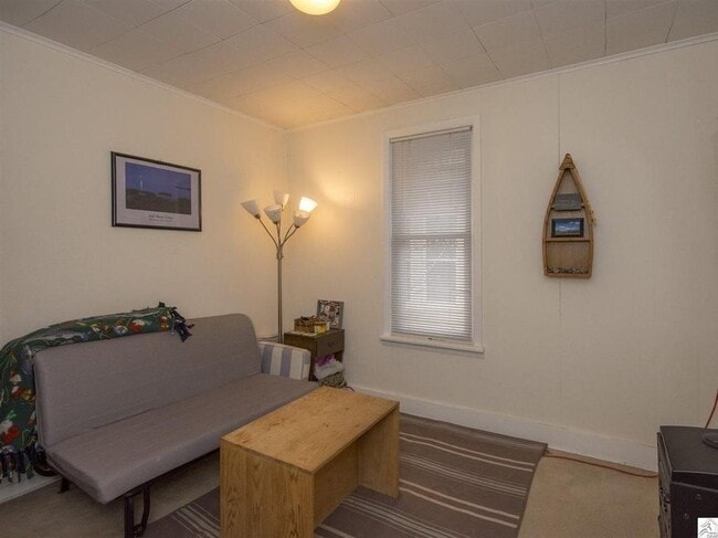 Building Photo - AVAILABLE April! - 4 Bed, 2 Bath Bright & Spacious Home