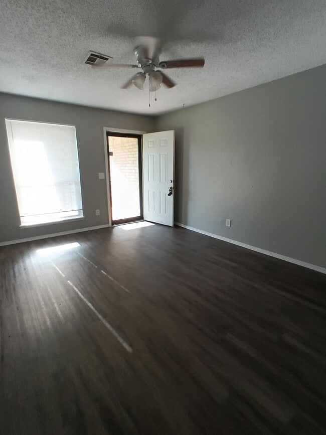 Building Photo - Better Than New! W/appliances!