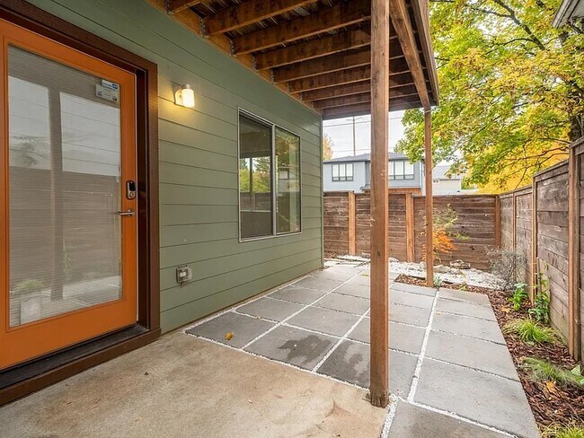 Building Photo - 38 NE Going St