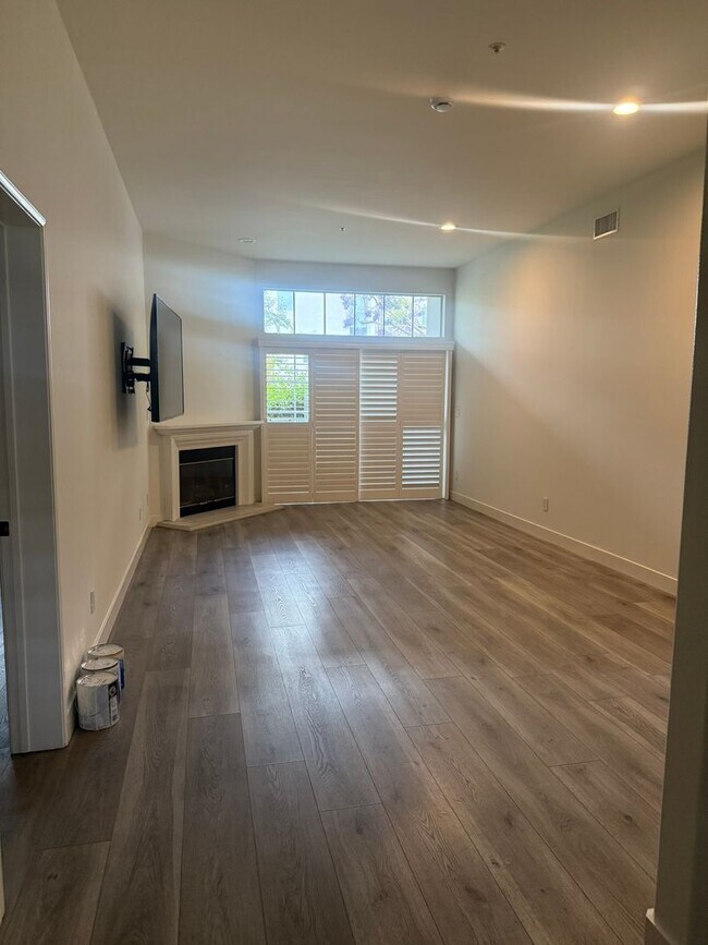 Building Photo - SPACIOUS AND BRIGHT 2+2 CONDO! CLOSE TO MA...