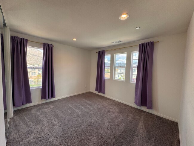 Building Photo - Beautiful 5 Bedroom 3 Bathroom Home Built in 2021