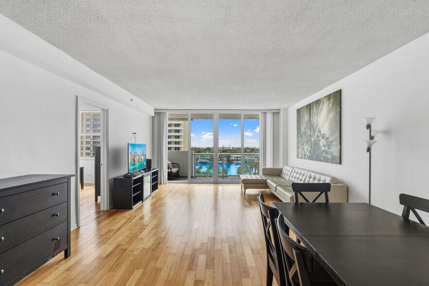 Building Photo - 5599 Collins Ave