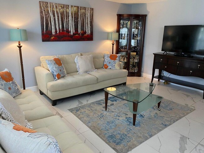 Building Photo - 579 Normandy Ln