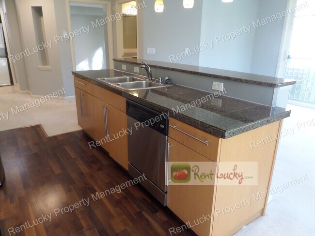 Building Photo - GORGEOUS & LARGE 1-Bedroom Unit w/Office N...