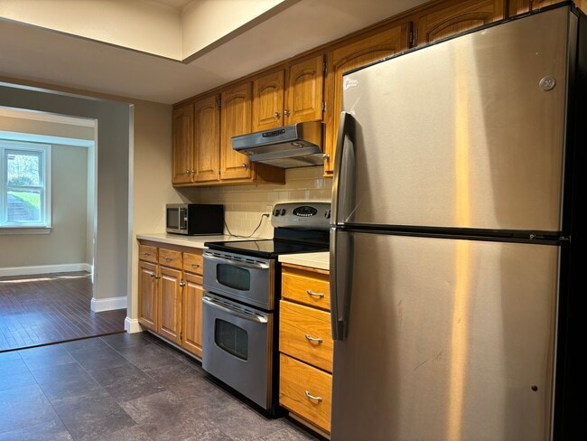 Building Photo - 2421 White Oak Trail