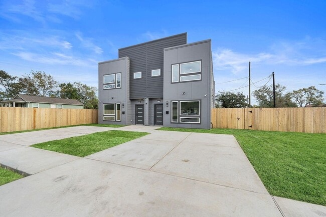 Building Photo - For Lease-Housing Vouchers Accepted | 3 Bed, 3 Bath | 1,515 Sq Ft | South Houston