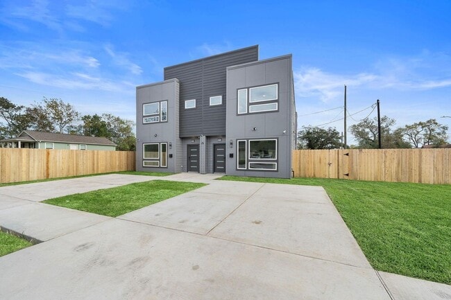 Building Photo - Modern Townhome Living Near the Medical Ce...