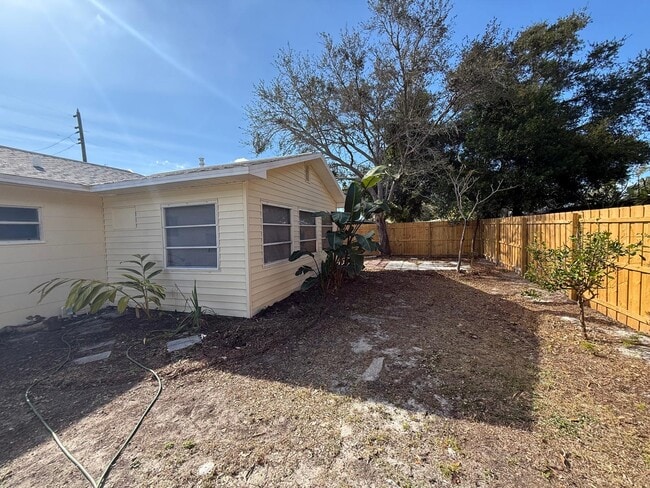 Building Photo - 1002 Jeffords St