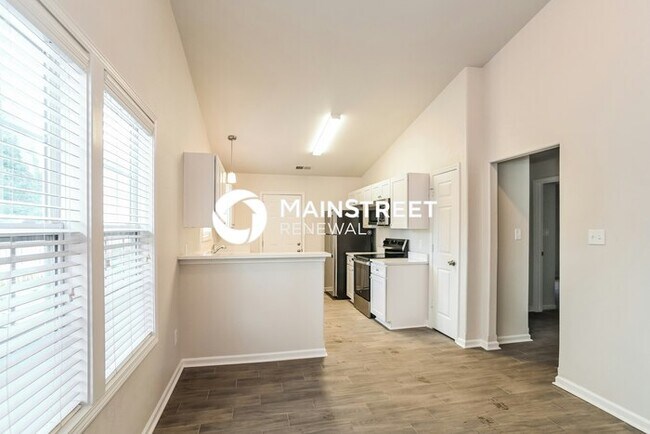 Building Photo - 3 Bedroom Pet-Friendly Home in Charlotte, NC with Main Street Renewal