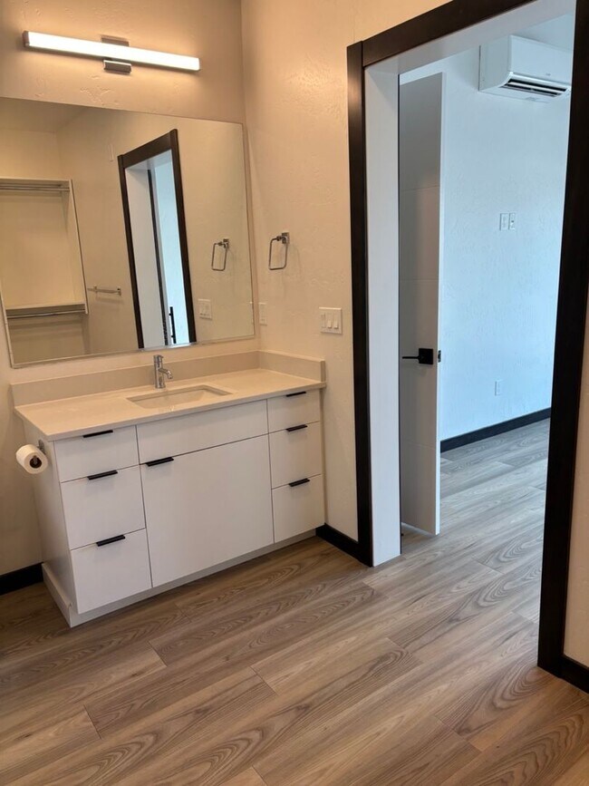 Building Photo - Modern Midtown Living | 2 Bed, 2 Bath Near...