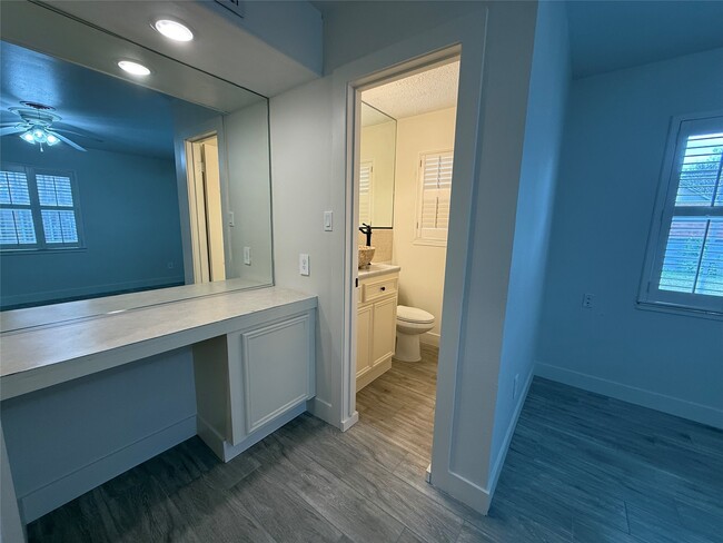 Building Photo - 822 Hidden Valley Dr