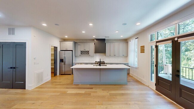 Building Photo - 617 W Worthington Ave