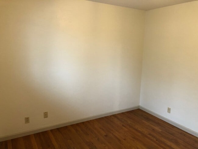 Building Photo - Updated 3 bedroom 3 bath house in Eugene!