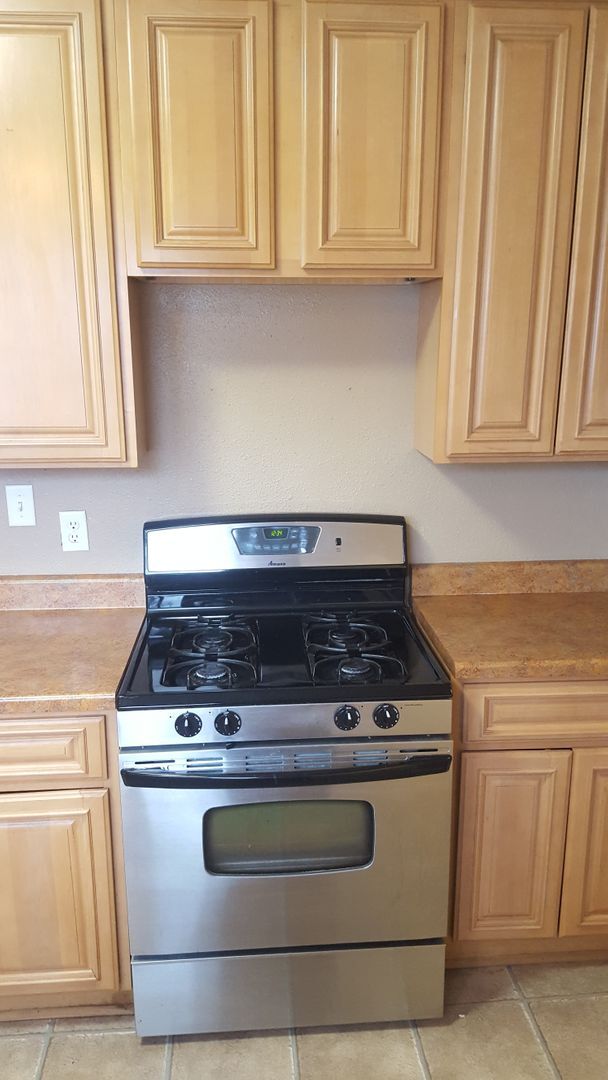 Building Photo - Great home, lots of space, fully updated, ...