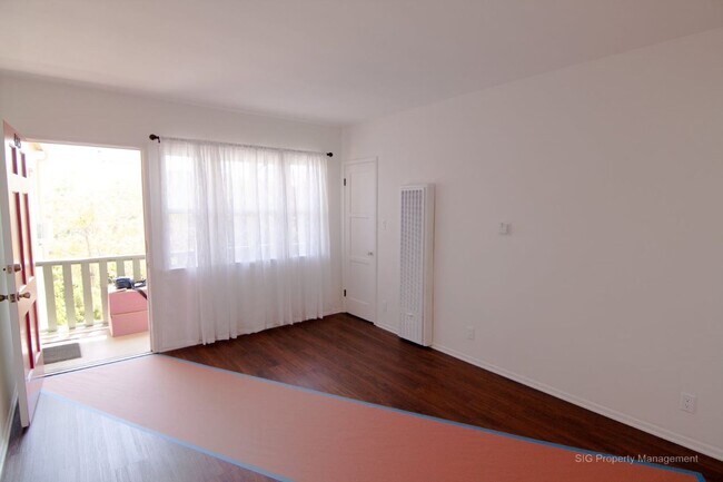 Building Photo - Sunset Drive, 4363-4377