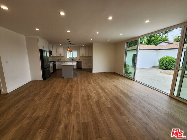 Building Photo - 6121 Sylvia Ave