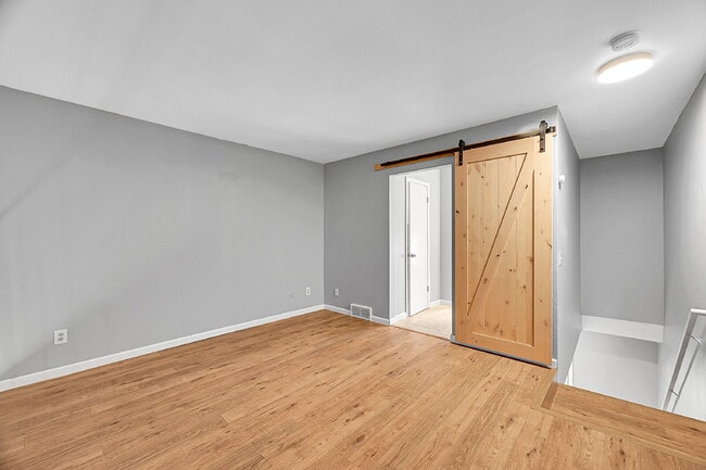 Building Photo - $1,700, 1 bed, 1 bath, located in Lakewood.