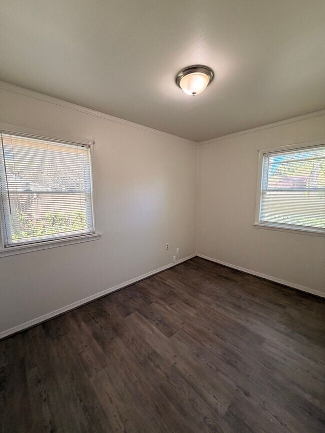 Building Photo - 1437 Oakcrest Dr