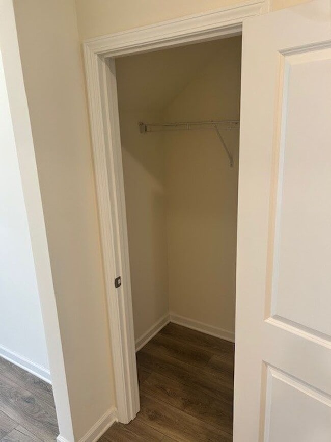 Building Photo - FREE RENT - $1000 Off First Month's Rent! ...
