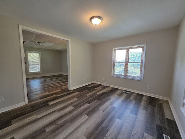 Building Photo - 3BR/2BA Home with Detached Garage & Large Yard