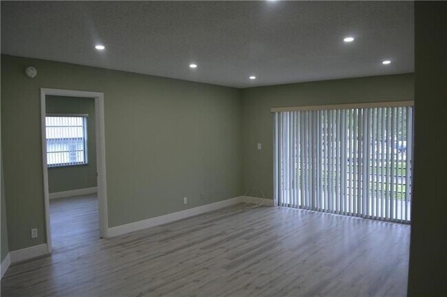 Building Photo - 2710 Riverside Dr