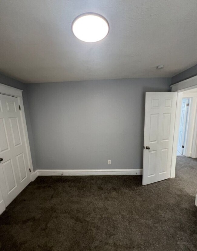 Building Photo - Spacious 5 Bed, 2.5 Bath in the heart of K...