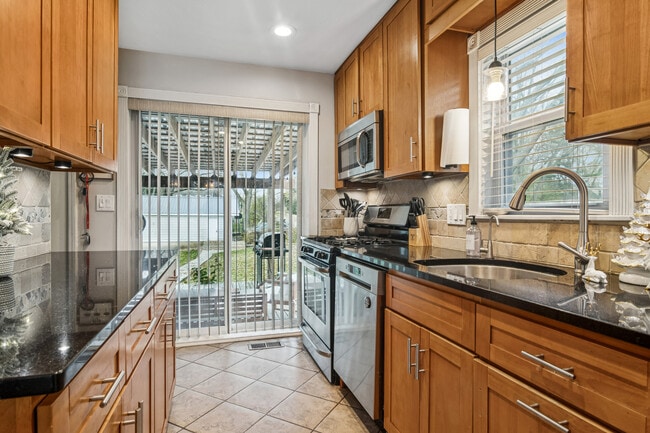 Building Photo - 102 S Ashland Ave