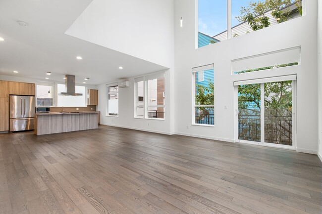 Building Photo - Gorgeous 3 Bd/2.5 Ba Seattle Townhouse