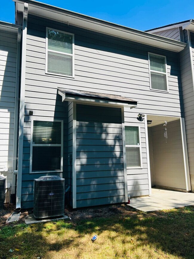 Building Photo - Wow 3 bedroom 2.5 bathroom townhome minute...