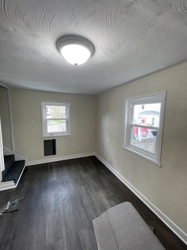 Building Photo - 628 Sidney St