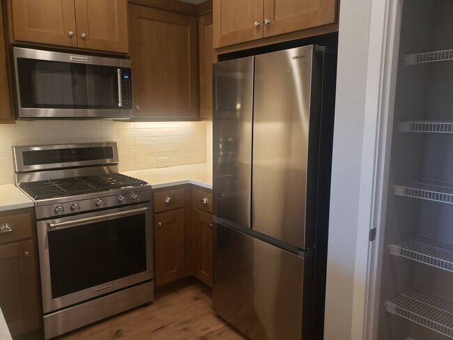 Building Photo - Reed's Crossing 2 bed/2.5 bath Townhome!