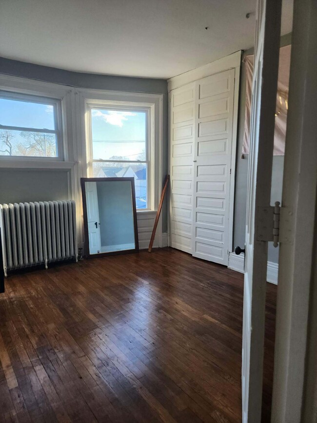 3rd bdrm - 255 N Van Buren St