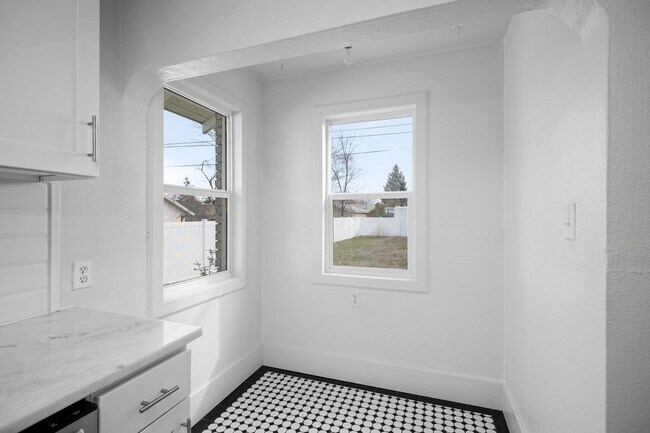 Building Photo - Remodeled 3BR/2BA Brick Bungalow - Fireplace, Finished Basement & Garage