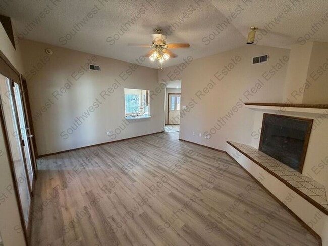 Building Photo - Cute 3 Bed 2 Bath 2 Car Garage home