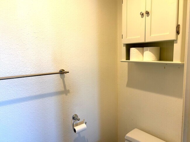 Building Photo - Updated Single-Level Condo in Mission Ridg...