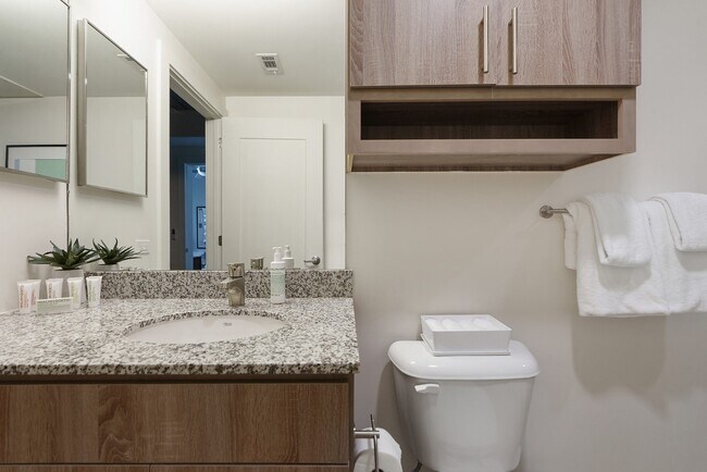 Building Photo - Live in Midtown for $1,515 – Prime Location!