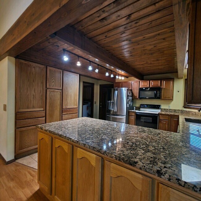 Building Photo - Beautiful home on Skyline Drive