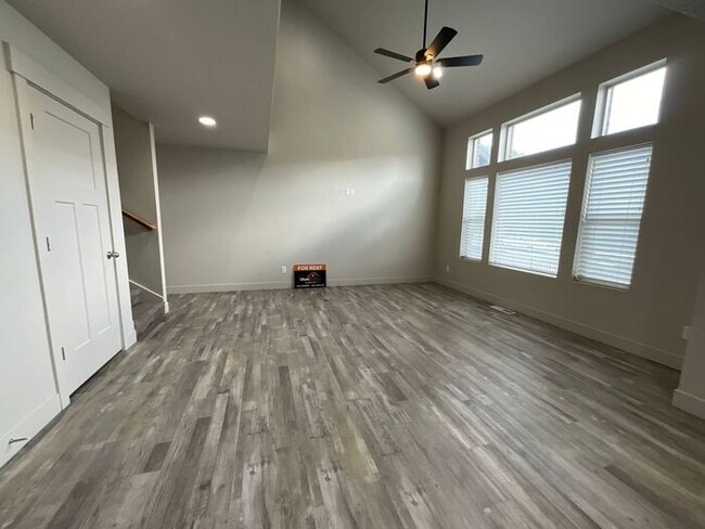 Building Photo - 3 bdrm 2 1/2 bath Townhome- Small Dog Friendly