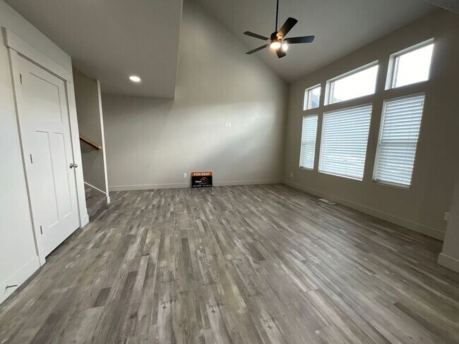 Building Photo - 3 bedroom 2 1/2 bath townhome