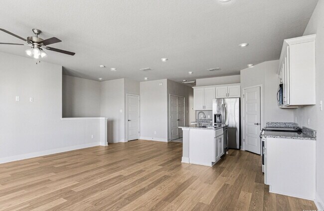 Building Photo - "Charming 3-Bedroom Duplex in San Antonio with Granite Elegance!"