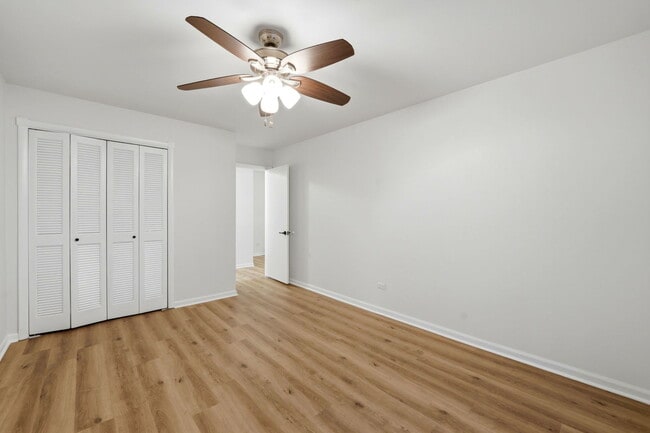 Building Photo - 850 E Old Willow Rd