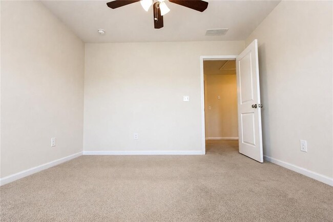 Building Photo - 2132 Greencrest Cir