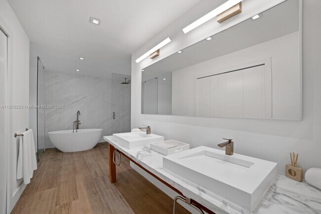 Building Photo - 2424 Fisher Island Dr