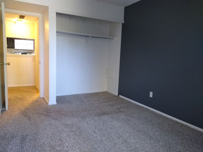 Building Photo - Awesome 2 Bedroom 2 Bath Condo w/ Garage P...
