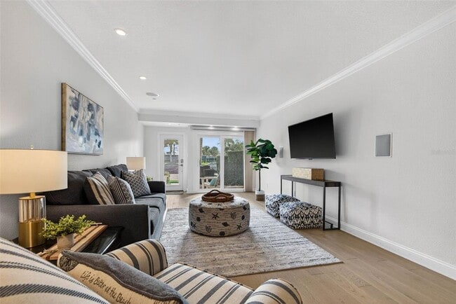 Building Photo - 922 N Shore Dr NE