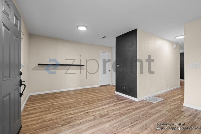 Building Photo - 1821 Debonaire Dr