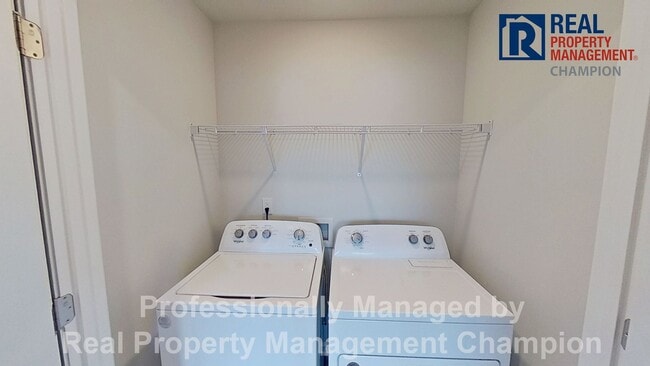 Building Photo - Like New 3 BD/2.5 BA Townhouse w/Open Floorplan and Attached Garage