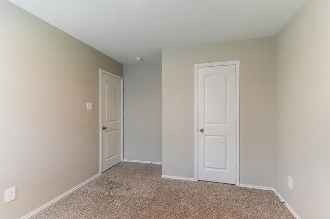 Building Photo - 9885 Gln Brk Ln