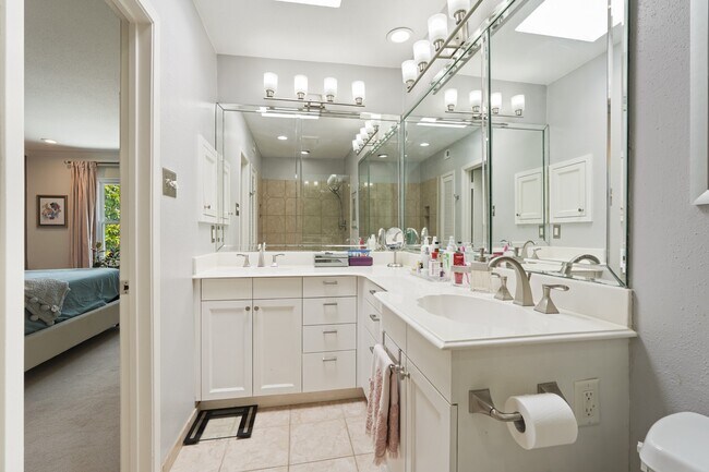 Building Photo - 2236 S Piney Point Rd