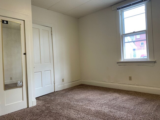 Building Photo - 2 Bedroom House in South Park/Greenmont - Available 08/24/2026